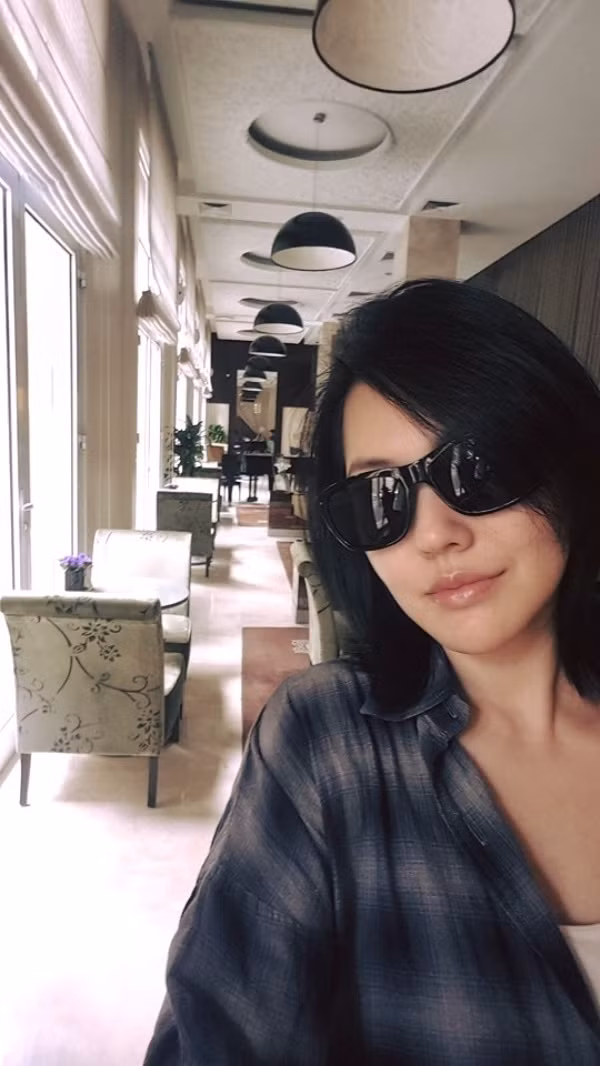 Từ Hy Đệ đã viết: “Tôi hiện tại đang ở Hà Nội. Vừa đi khỏi hải quan sân bay. Nhân viên hải quan khi nhìn hộ chiếu của tôi đã mở lớn mắt và nói bằng tiếng Anh: Too young (quá trẻ). Tôi hỏi lại: What? Sau đó, anh ấy nói bằng tiếng Trung thành thạo: ‘Cô không có lý nào sinh năm 1978. Thoạt nhìn quá trẻ so với tuổi thật’. Tôi hỏi: ‘Thật sao, tôi còn có đến 3 con nhỏ nữa cơ’. Đôi mắt anh ấy lại càng căng tròn ngơ ngác và nói: ‘Không có khả năng này’. Trước khi tôi ra về anh ấy còn nói chồng tôi đúng là người may mắn. Hảo sảng quá, hóa ra tôi thuộc mẫu người được yêu thích ở Việt Nam. Công việc sắp tới ở đây chắc chắn rất thuận lợi”.