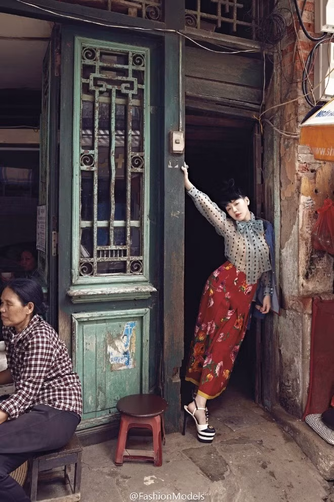 Trong bộ ảnh thời trang của mình, Từ Hy Đệ lựa chọn bối cảnh là nhiều góc mộc mạc, xưa cũ ở khu phố cổ Hà Nội. Ngoài ra, độc giả còn vô cùng ấn tượng với trang bìa của tạp chí Vogue với hình ảnh Từ Hy Đệ đội nón lá Việt Nam đầy nổi bật, đẹp mắt và mang một concept rất đẳng cấp.