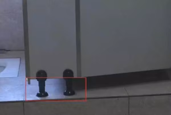 Không chỉ cần cảnh giác ở nơi đông người mà khi vào nhà vệ sinh ở những nơi công cộng, các ô gái cũng cần quan sát kỹ. Giống như một trường hợp gần đây ở Dương Giang, tỉnh Quảng Đông, kẻ biến thái đã táo tợn lẻn vào phòng vệ sinh nữ, luồn điện thoại vào khoảng trống bên dưới bức vách buồng vệ sinh để chụp ảnh vùng kín phụ nữ sau đó bị phát giác, giao nộp cho cảnh sát.