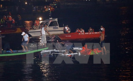 Được biết, ngày 4/6, Phó Thủ tướng Chính phủ Trương Hòa Bình - Chủ tịch Ủy ban An toàn giao thông Quốc gia yêu cầu các Bộ GTVT, Công an, Quốc phòng và Chủ tịch UBND kiêm Trưởng Ban An toàn giao thông các tỉnh, thành phố trực thuộc Trung ương triển khai tổng kiểm tra hoạt động vận tải thủy nội địa trên địa bàn. Phó Thủ tướng Chính phủ cũng yêu cầu UBND TP Đà Nẵng khẩn trương điều tra, làm rõ nguyên nhân của vụ tai nạn chìm tàu, xử lý nghiêm các cá nhân tổ chức vi phạm theo đúng quy định của pháp luật. Ảnh: TTXVN.