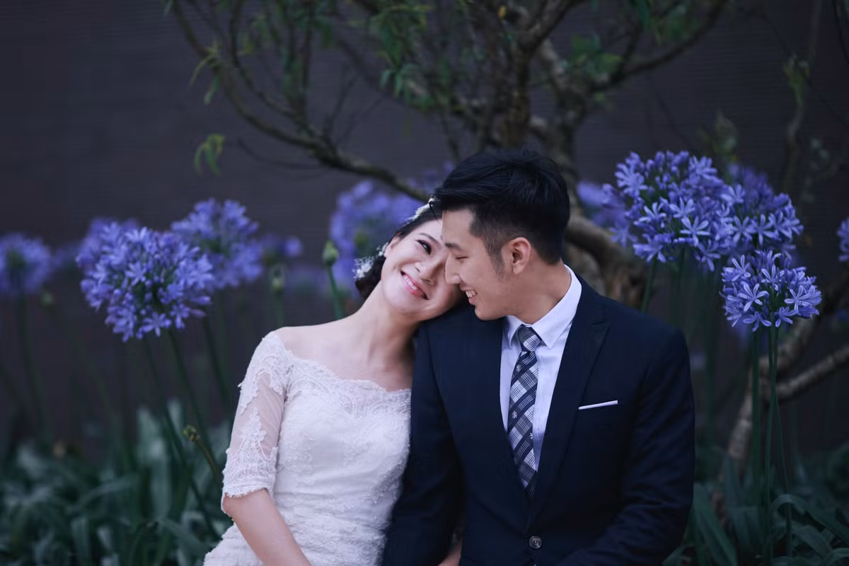 "Mỗi mùa chụp ảnh cưới đều có những điểm đặc sắc riêng, tuy nhiên chụp ảnh cưới vào mùa hè luôn khiến tôi cảm thấy thực sự hứng khởi. Sự hòa quyện của nhiều yếu tố: nắng, gió, hoa lá cỏ cây... đã bồi đắp thêm rất nhiều chất lãng mạn cho khoảnh khắc hạnh phúc của cặp đôi", nhiếp ảnh gia Hải Lê Cao chia sẻ.