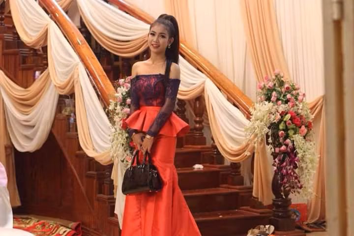 Trong ảnh là chân dung cô gái người Campuchia mà trang Royal Ly đang liên tục sử dụng ảnh của cô, đồng thời dựng lên hình ảnh, câu chuyện về một cô gái Việt ở Thái Lan bị bạn thân giật chồng. Trường hợp mạo danh, ăn cắp ảnh, tài khoản Facebook của người khác để phục vụ mục đích cá nhân ở Việt Nam hoàn toàn không phải là chuyện hiếm.