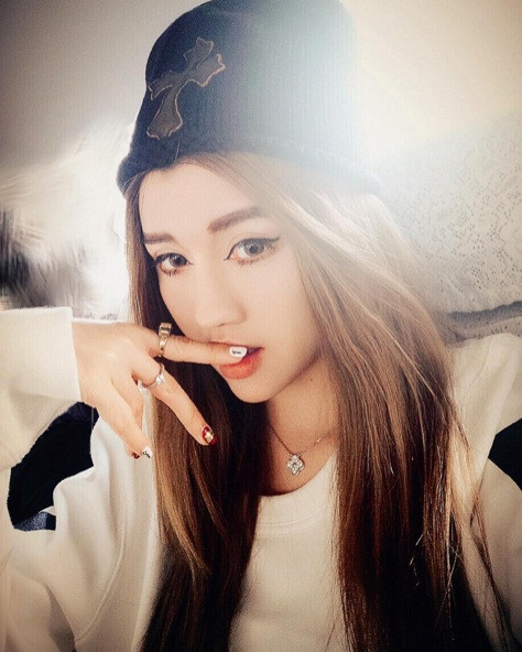 Cô gái nổi tiếng đầu tiên từng cặp kè với Mario Ho có thể kể tới là cô ca sĩ xinh đẹp người Singapore của nhóm nhạc nữ BY2, tên Yumi. Yumi và Mario Ho quen nhau khi trong một tour diễn của mình, Yumi phát hiện chàng công tử nhà giàu luôn rất nhiệt tình, hăm hở tham gia đoàn hộ tống cho cô nàng bất chấp tư cách của anh là một người đáng lẽ ra phải được nhiều vệ sĩ khác hộ tống.