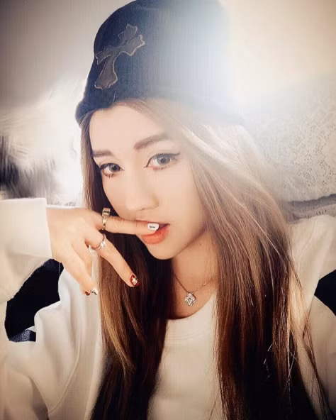 Cô gái nổi tiếng đầu tiên từng cặp kè với Mario Ho có thể kể tới là cô ca sĩ xinh đẹp người Singapore của nhóm nhạc nữ BY2, tên Yumi. Yumi và Mario Ho quen nhau khi trong một tour diễn của mình, Yumi phát hiện chàng công tử nhà giàu luôn rất nhiệt tình, hăm hở tham gia đoàn hộ tống cho cô nàng bất chấp tư cách của anh là một người đáng lẽ ra phải được nhiều vệ sĩ khác hộ tống.