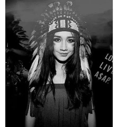 Nếu như Mai Chi thường xuyên chia sẻ những bức ảnh đi du lịch ở nhiều quốc gia khác nhau, chụp tại nhiều địa điểm "sang chảnh", những khu nghỉ dưỡng đắt tiền thì Mai Ly chỉ thường pose hình trong phòng riêng hoặc trong xe ô tô. Mai Ly cũng có ít những bức ảnh khoe gu thời trang hiện tại, đẳng cấp và đẹp mắt hơn cô em nổi tiếng của mình, thay vào đó Mai Ly thích khoe ảnh chụp cùng bạn bè hay những tấm hình mang concept mộc mạc, dịu dàng hơn.