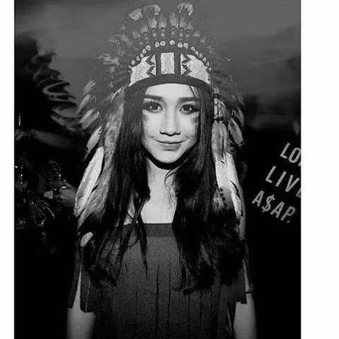 Nếu như Mai Chi thường xuyên chia sẻ những bức ảnh đi du lịch ở nhiều quốc gia khác nhau, chụp tại nhiều địa điểm "sang chảnh", những khu nghỉ dưỡng đắt tiền thì Mai Ly chỉ thường pose hình trong phòng riêng hoặc trong xe ô tô. Mai Ly cũng có ít những bức ảnh khoe gu thời trang hiện tại, đẳng cấp và đẹp mắt hơn cô em nổi tiếng của mình, thay vào đó Mai Ly thích khoe ảnh chụp cùng bạn bè hay những tấm hình mang concept mộc mạc, dịu dàng hơn.