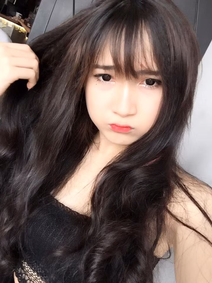 Trước đây, trong hình hài của một chàng trai, Ngọc Trinh đã gây bất ngờ khi với khả năng cải trang thành con gái cực “nuột”.