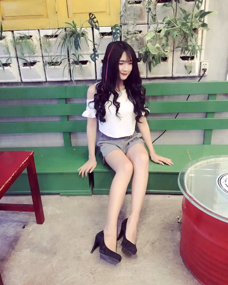 Thần tượng của Ngọc Trinh cũng là một người nổi tiếng với câu chuyện chuyển đổi giới tính, đó là ca sĩ Hương Giang Idol. Cô nàng 9X luôn ngưỡng mộ sự tự tin, quyến rũ của Hương Giang Idol và luôn mong muốn bản thân trong tương lai cũng có được những thành công giống thần tượng của mình.