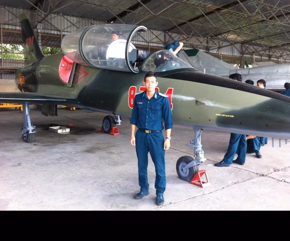 Phi công, đặc biệt là phi công lái máy bay chiến đấu là một nghề hết sức vất vả và nguy hiểm. Để lái được chiếc máy bay tiêm kích Su-22M4, được mệnh danh là "đôi cánh ma thuật" của Không quân Việt Nam, với nhiều phi công thực sự là do nghề chọn người. Giống như nhiều phi công khác, Hoài An phải vượt qua nhiều vòng tuyển chọn khắt khe và đến nay vẫn luôn luôn phải tiếp tục học hỏi, nâng cao chuyên môn. Trong bức ảnh này, Hoài An đứng bên chiếc máy bay huấn luyện L-39C, tất cả phi công chiến đấu của Việt Nam muốn bước lên chiến đấu cơ Sukhoi, MiG đều phải được huấn luyện qua chiếc máy bay này.