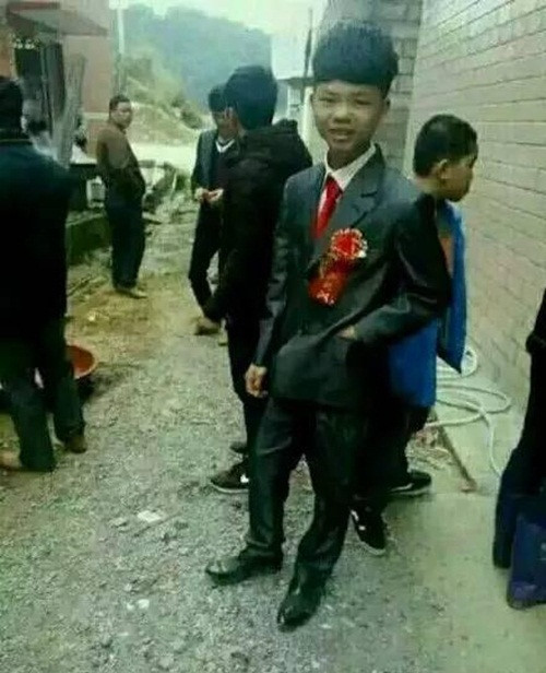 Theo mô tả của hãng tin Sina, chú rể trong đám cưới này mới 13 tuổi, trong khi cô dâu mới 16 tuổi và đáng kinh ngạc hơn là cô hiện đã mang thai. Tuy nhiên, khi đài truyền hình địa phương phỏng vấn, cặp đôi này đã thẳng thắn chia sẻ về đám cưới của mình, nói ra sự thật gây sốc và cho rằng báo chí địa phương đã đưa tin sai lệch.