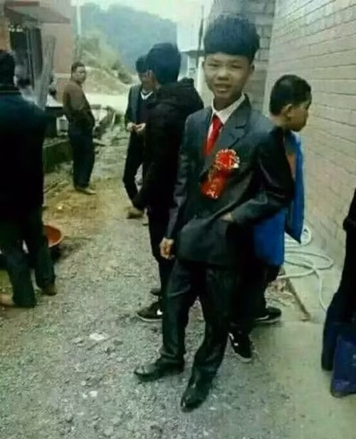 Theo mô tả của hãng tin Sina, chú rể trong đám cưới này mới 13 tuổi, trong khi cô dâu mới 16 tuổi và đáng kinh ngạc hơn là cô hiện đã mang thai. Tuy nhiên, khi đài truyền hình địa phương phỏng vấn, cặp đôi này đã thẳng thắn chia sẻ về đám cưới của mình, nói ra sự thật gây sốc và cho rằng báo chí địa phương đã đưa tin sai lệch.