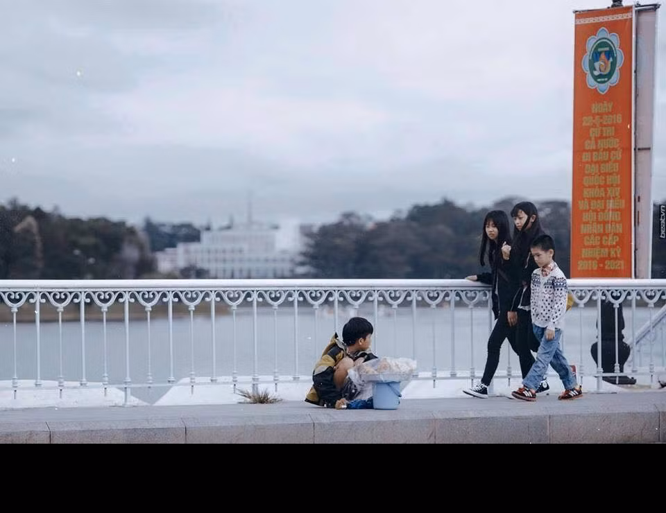 Nhiếp ảnh gia Lê Quang Long chia với báo chí rằng, khi đặt chân đến Đà Lạt, vô tình bắt gặp hình ảnh của bé đang mưu sinh, không cầm lòng được Long đã nhanh tay bấm máy để lưu lại những khoảnh khắc đời thường của cậu bé. Ảnh: Lê Quang Long.