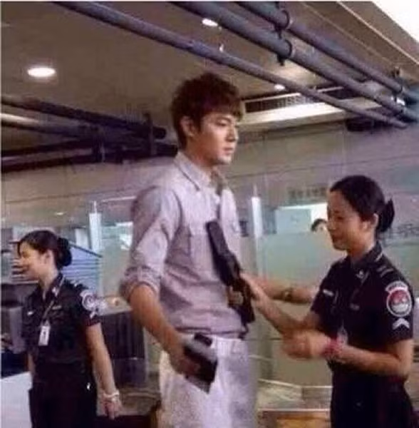 Khi qua cổng an ninh, tất cả các nghệ sĩ, kể cả là các sao hạng A trên thế giới đều phải tuân thủ quy trình kiểm tra. Các nữ nhân viên an ninh sẽ dùng máy dò, kiểm tra khắp cơ thể của từng người, được đối diện và chạm vào thân hình quyến rũ của nhiều sao nam nổi tiếng... hành động này với nhiều người hâm mộ có khi đến nằm mơ cũng không thể thấy được.