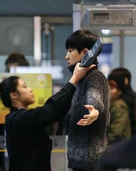 Dù sao đây cũng vẫn là một công việc được nhiều bạn trẻ, đặc biệt là các fan Kpop ao ước, bởi đơn giản, với những fan "cuồng", họ có thể sẵn sàng đánh đổi tất cả để được gần gũi, tiếp xúc với thần tượng của mình trong mọi hoàn cảnh.