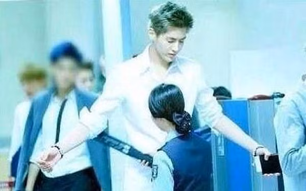 Và việc các nhân viên an ninh "tranh thủ ôm", "động chạm" vào cơ thể người nổi tiếng theo tiết lộ của một người giấu tên là hoàn toàn không có.