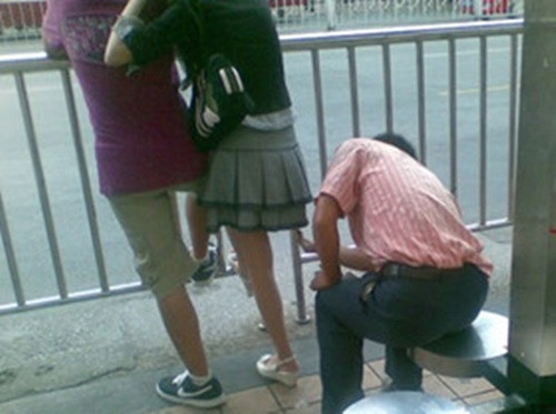 Những chiếc điện thoại có camera trước và chế độ chụp ảnh liên tiếp được cho là một trong những công cụ phổ biến nhất. Kẻ biến thái sẽ tìm cách tiếp cận với các cô gái trẻ mặc váy, tay cầm điện thoại, tắt âm thanh và chỉ cần giữ nút chụp liên tiếp là có thể có được những hình ảnh như mong muốn.