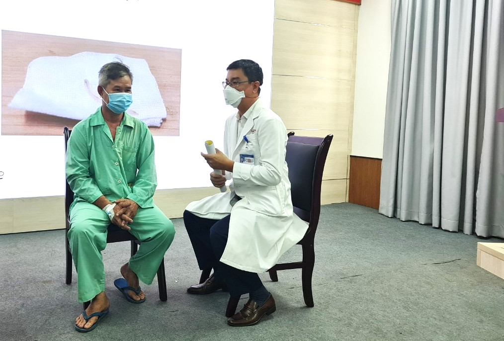 Nuốt đau, khàn tiếng vì xương cá diêu hồng mắc vào dây thanh - Hình 2 Nuot dau, khan tieng vi xuong ca dieu hong mac vao day thanh-Hinh-2