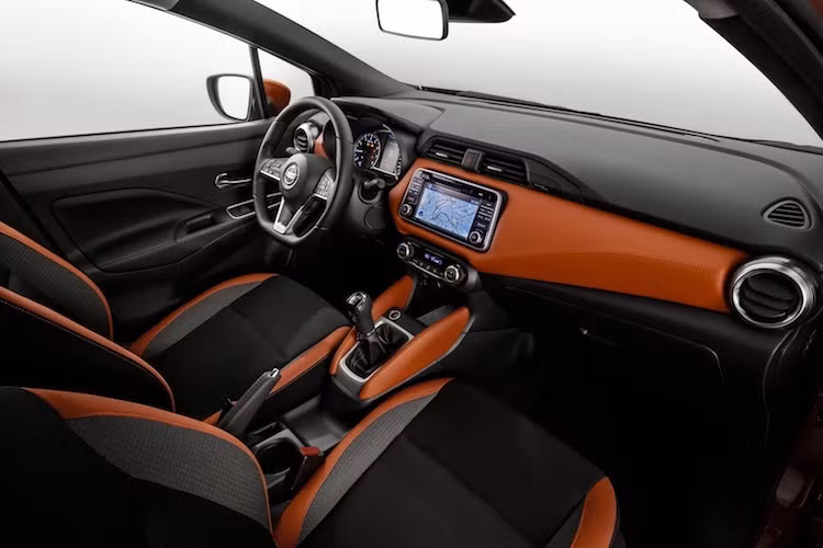 Ở bên trong, Micra thế hệ mới có bảng táp-lô hình dù lượn và vị trí ngồi thấp hơn thế hệ trước. Cả vô-lăng lẫn ghế ngồi cũng có khoảng điều chỉnh lớn hơn, đem lại tư thế ngồi thoải mái nhất cho lái xe. Nhờ có chiều dài tổng thể và trục cơ sở lớn hơn, chiếc xe cũng sở hữu nội thất thuộc hàng rộng nhất phân khúc.