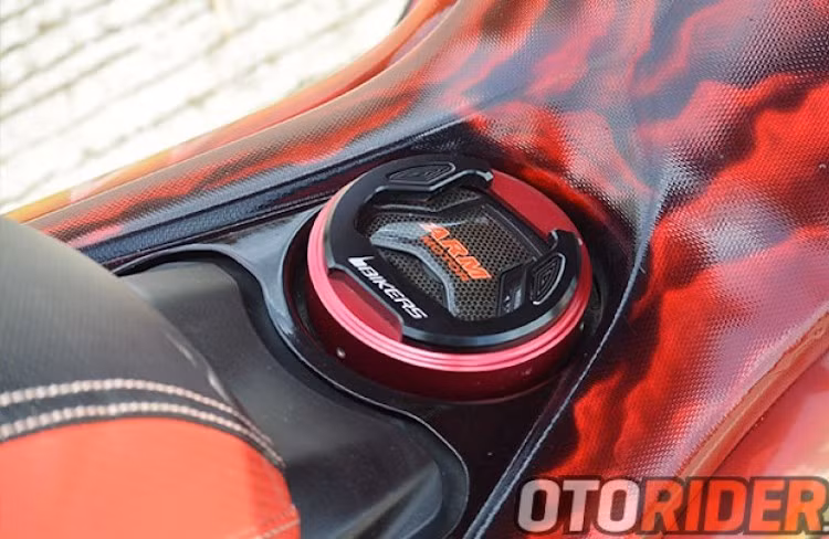 Ngoài lớp vỏ sơn airbrusjh, ARM Workshop còn trang trí cho chiếc NMX bằng một loạt các món "đồ kiểng" như nắp xăng, tay phanh, ghi đông Bikers và bao tay Hans.