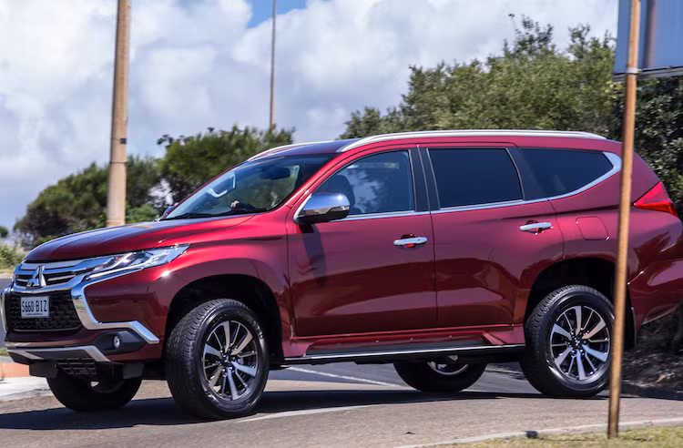 Theo Mitsubishi, với động cơ và hộp số mới, Pajero Sport thế hệ mới tiêu thụ nhiên liệu ít hơn 17% so với phiên bản cũ. Các tính năng an toàn tiêu chuẩn của chiếc xe cũng được Mitsubishi chú trọng với hệ thống cảnh báo va chạm, hệ thống cảnh báo điểm mù, thân xe gia cường RISE, hệ thống chống va quệt bằng sóng siêu âm...