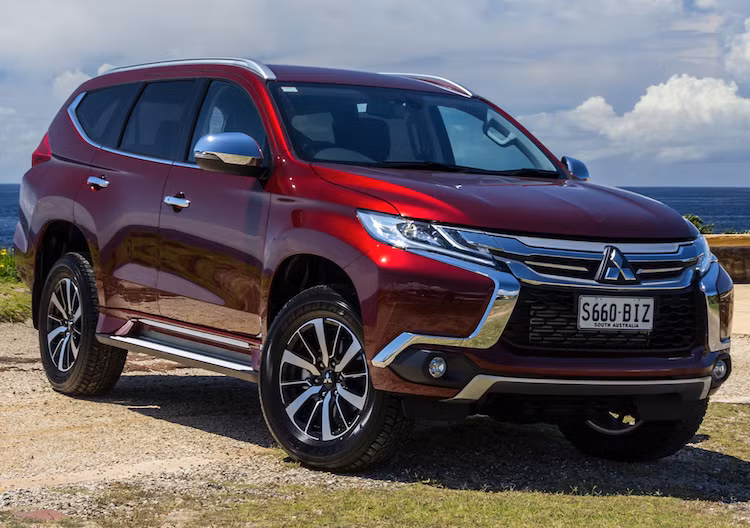 Tại triển lãm ôtô Việt Nam diễn ra từ ngày 5-9/10 tới đây, Mitsubishi Việt Nam sẽ chính thức trưng bày lần đầu tiên chiếc SUV cỡ trung Mitsubishi Pajero Sport thế hệ mới. Dựa trên nền tảng chassis của mẫu bán tải Triton, Pajero Sport thế hệ mới sẽ nhằm vào các đối thủ cũng được xây dựng trên khung sàn bán tải như Toyota Fortuner, Ford Everest hay mới đây nhất là Isuzu MU-X và Chevrolet Trailblazer.