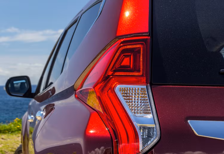 Cụ thể hơn, các kích thước D x R x C của chiếc xe lần lượt là 4785, 1805, 1815 mm và trục cơ sở dài 2800 mm. Việc thừa hưởng phong cách thiết kế từ các mẫu xe ý tưởng GC-PHEV và GR-HEV càng được thể hiện rõ ở ở phía đuôi xe, với cặp đèn hậu chạy dài dọc theo chiều cao thân đầy phá cách.