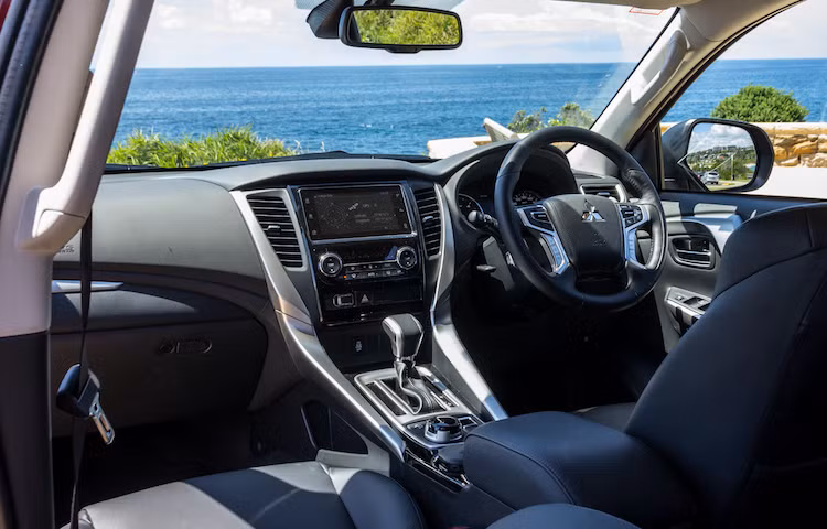 Trong khi sở hữu thiết kế hoàn toàn mới mẻ ở bên ngoài, Pajero Sport lại đem tới cảm giác quen thuộc đối với những người đã từng bước vào Triton thế hệ mới, mặc dù so với thế hệ trước, nội thất của chiếc xe cũng đã được thiết kế lại toàn bộ theo hướng hiện đại, sang trọng và thẩm mỹ hơn.