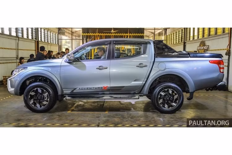 Ở phía hai bên thân xe, phiên bản này cũng sở hữu khá nhiều trang bị "độc" so với các bản thấp hơn, có thể kể tới bao gồm bộ mâm 6 cánh thiết kế đẹp mắt, dè chắn mưa ở kính và bậc bước chân lên xuống bằng ống inox.