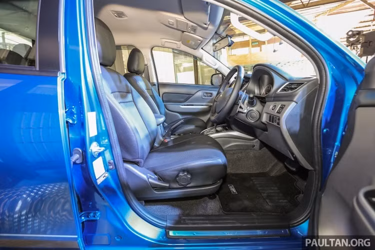 Toàn bộ các ghế ngồi đều được bọc ra khá cao cấp. Tuy nhiên, dù là phiên bản Triton "xịn" nhất hiện nay ở Malaysia nhưng VGT Adventure X vẫn sở hữu các ghế ngồi chỉnh tay hoàn toàn.