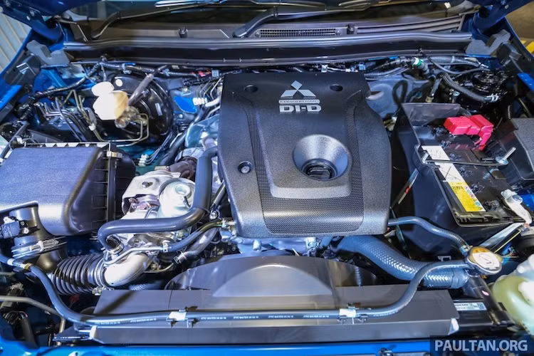 Trên phiên bản mới nhất này, Mitsubishi đã trang bị cho chiếc xe khối động cơ 2.5l VGT phiên bản mới, với lốc máy bằng hợp kim nhôm thay vì thép để giảm trong lượng khoảng 30 kg cho xe. Đây cũng là khối động cơ đầu tiên của Mitsubishi được trang bị hệ thống điều khiển thời gian đóng mở van điện tử. Ngoài ra, xe cũng đã sử dụng xích cam thay vì đai cam để tăng độ bền và giảm tiếng ồn.