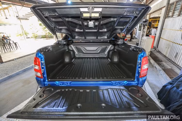 Với việc có thêm nắp che, phiên bản Triton cao cấp này giữ nguyên kiểu dáng đặc trưng của một chiếc bán tải, nhưng lại phải "hy sinh" khả năng chở những hàng hóa với kích thước và chiều cao lớn.