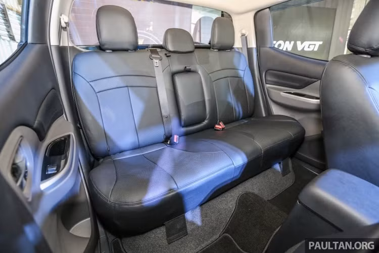 Nhờ có phần cabin xe với phía sau được thiết kế cong vát mà Mitsubishi gọi là "J-Line", hàng ghế sau của Triton có khoảng để chân và góc nghiêng lưng ghế lớn nhất trong phân khúc.