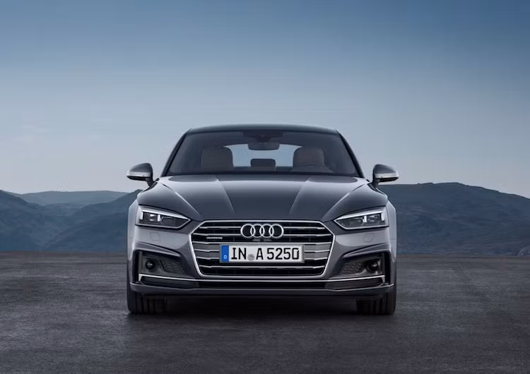 So với A4, phần đầu của A5 Sportback đã được Audi thiết kế lại hoàn toàn. Phần trung tâm vẫn tiếp tục là lưới tản nhiệt lục giác rộng ngang, tuy nhiên các đèn pha và khe hút gió trên cản trước của A5 mới đều lớn hơn hẳn A4. Ngoài ra, nắp ca-pô của chiếc xe cũng được dập những đường gân nổi mới, đậm nét hơn.