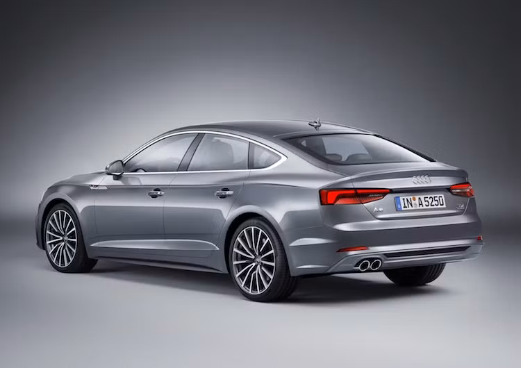 Ở phía đuôi xe, phần đuôi của A5 Sportback có thiết kế gần như y hệt dòng coupe 2 cửa A5 đã ra mắt trước với cặp đèn LED thiết kế mảnh dẻ. Phần dưới cản sau của xe chỉ có một chút khác biệt so với A5.