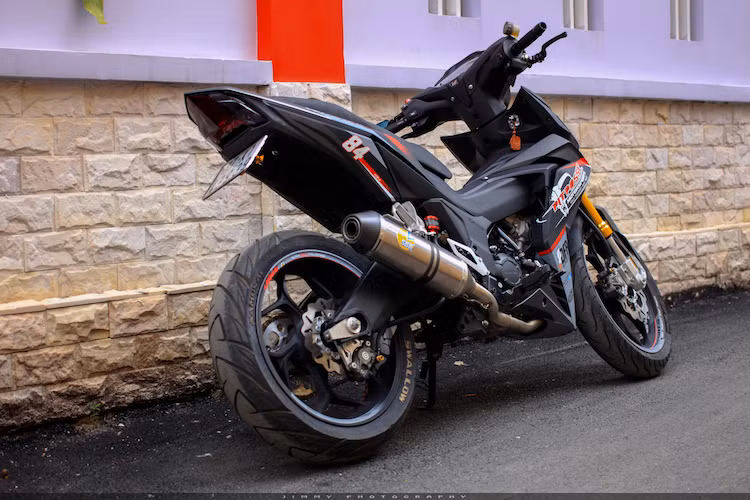 Đặc biệt, gắp sau của Winner nguyên bản đã được chủ nhân thay bằng gắp của Yamaha R6, kèm theo mâm Asio bản rộng 4,5 inch và lốp lớn Swallow Samurai của Indonesia.