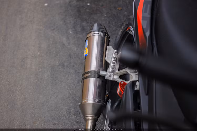 Âm thanh từ khối động cơ DOHC 150 cc của Winner được "phô diễn" hiệu quả hơn nhờ có cây pô Leovince SBK bằng titan. Hệ thống phanh sau cũng đã được nâng cấp với heo Brembo 2 pis đối xứng, bình dầu Rizoma và đĩa Galfer.