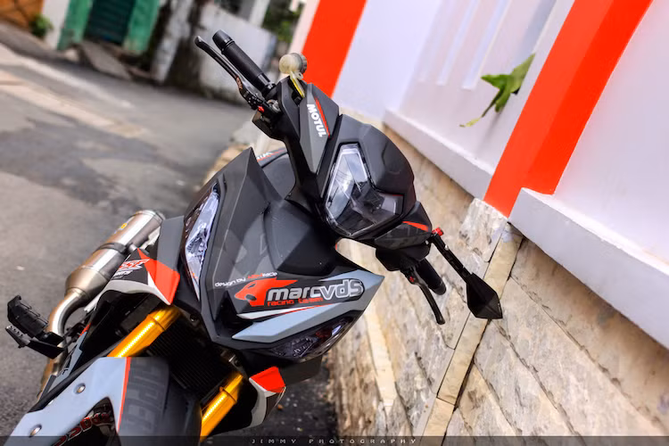 Quyết tâm độ Honda Winner, một biker miền Tây đã bỏ công sức và tiền bạc để trang bị cho chiếc xe những đồ chơi đầy giá trị và hấp dẫn. Dù chưa hoàn thành xong nhưng bản độ này đã "lên hình" rất đẹp mắt và ấn tượng.