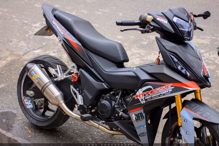 Hiện tại, chiếc Winner 150 độ đang tiếp tục được chủ xe gửi độ để chuẩn bị lắp phuộc sau Ohlins, dàn để chân của Aprilia RSV4, đĩa kép cho bánh trước và đặc biệt là cặp bánh căm Kineo từ MV Agusta Dragster.