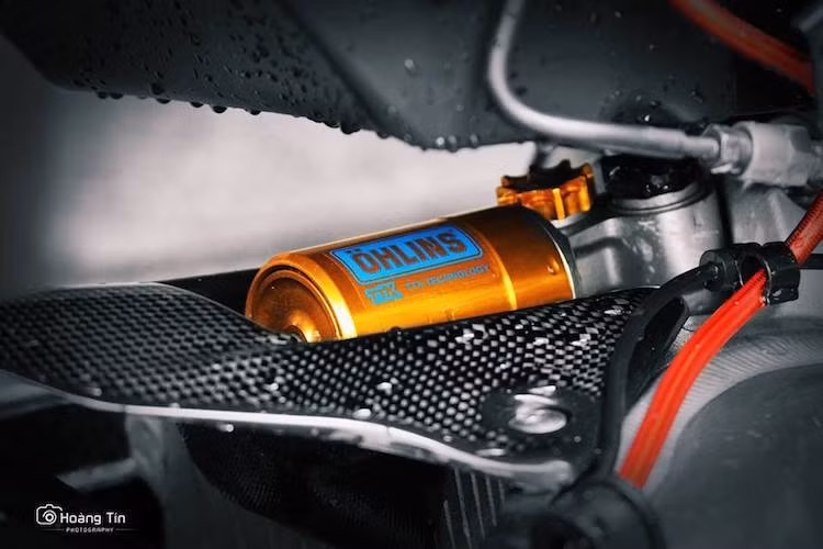 Khối động cơ của xe không có sự thay đổi gì ở bên trong máy, chỉ được ốp bảo vệ của GB Racing. Tương tự như phía trước, phuộc sau Ohlins TTX nguyên bản của CBR1000RR SP Fireblade cũng được giữ nguyên.