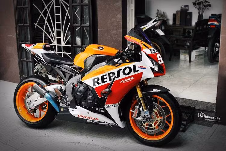 Ra mắt lần đầu từ năm 2012, tới nay mẫu siêu môtô Honda CBR1000RR đã trở nên tương đối "lạc hậu" so với các đối thủ. Để "cập nhật" chiếc xe trở nên hấp dẫn hơn, một người chơi xe tại Việt Nam đã trang bị một loạt các đồ chơi "hàng hiệu" trên chiếc CBR1000RR SP Fireblade bản cao cấp nhất của mình.