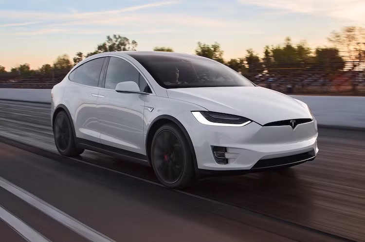 Dù là một mẫu SUV chạy điện nhưng với 4 mô-tơ và khối pin công suất lớn, chiếc Tesla Model X P90D vẫn có mức công suất có thể "đánh bại" nhiều siêu xe đình đám - 762 bhp.