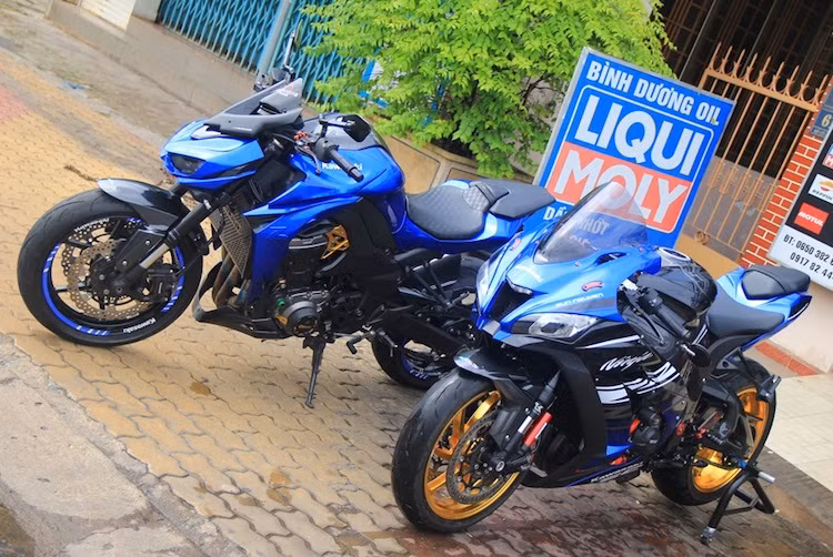 Một người đam mê Kawasaki tại Bình Dương đã cùng lúc sở hữu cả 2 mẫu xe hàng đầu nhà Kawasaki này, sau đó dán đổi màu toàn thân cả 2 chiếc xe sang tông màu xanh mà anh thích. Chưa dừng lại ở đó, mỗi chiếc xe còn được chủ nhân đầu tư khá nhiều đồ chơi "hàng hiệu" khiến chúng càng hấp dẫn hơn.