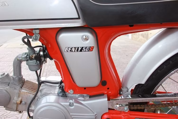 Các tấm ốp hai bên thân xe chỉ được dán tem chữ Benly 50S đơn giản và có hình dáng y hệt Honda 67 trước đây. Một điểm đặc biệt đó là tấm ốp bên phải và trái thân xe được sơn khác màu nhau.
