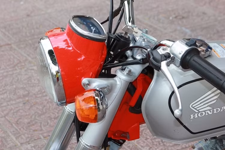 Các đèn pha và đèn xi-nhan của Benly 50S có thiết kế cổ điển, với đèn pha tròn có vỏ đồng thời là nơi gắn bảng đồng hồ giống như Honda 67.