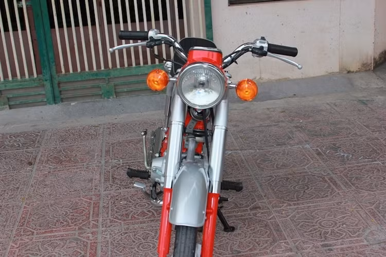 Tại Việt Nam, đây cũng là một trong những dòng xe được người đam mê Honda 67 ưa chuộng săn lùng, và có số lượng khá ít do Honda chỉ sản xuất dành riêng cho thị trường Nhật. Chiếc Honda Benly 50S này thuộc sở hữu của một nhà sưu tập xe và hiện đang ở tình trạng gần như mới tinh.