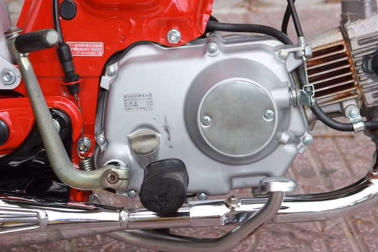 Với hộp số côn tay 4 cấp, chiếc xe đem tới công suất khá khiêm tốn là 3,75 mã lực và mô-men xoắn cực đại 4,1 Nm. Tuy nhiên nhờ có trọng lượng ướt chỉ 77 kg nên Benly 50S vẫn có thể đạt tốc độ tối đa khoảng 90 km/h.