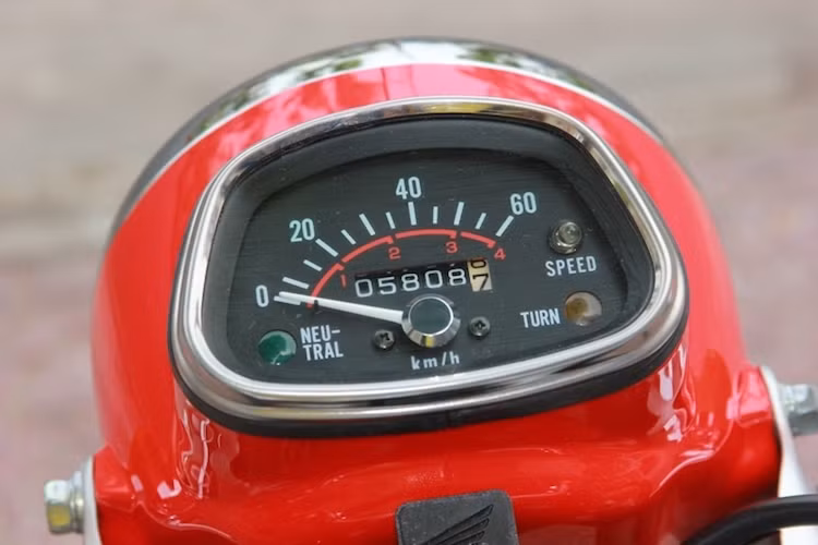 Bảng đồng hồ của xe cũng giữ nguyên thiết kế cổ điển khi chỉ có đồng hồ báo tốc độ, không có đồng hồ báo xăng và chỉ kèm theo một số đèn báo khác như số "mo", xi-nhan, tốc độ cao... Mới chỉ đi được 5808 km và được bảo quản cẩn thận nên chiếc Benly 50S này vẫn còn như mới.