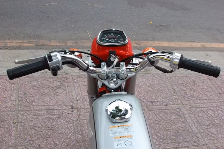 Tay lái của xe được đặt cao, đem tới cảm giác thoải mái cho người ngồi. Toàn bộ các công tắc của Benly 50S nằm hoàn toàn bên tay trái, trong khi tay phải chỉ có cùm ga. Xe không có hệ thống đề.