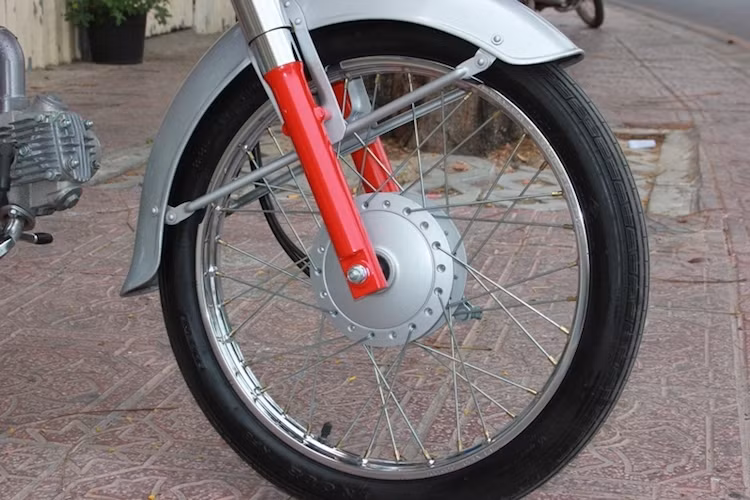 Ở phía trước, chiếc xe vẫn kèm theo lốp nguyên bản cùng cặp phuộc, chắn bùn và moay-ơ "zin" với nước sơn như mới. Giống như Honda 67, Honda Benly 50S vẫn sử dụng phanh đùm và bánh xe đường kính 17 inch.