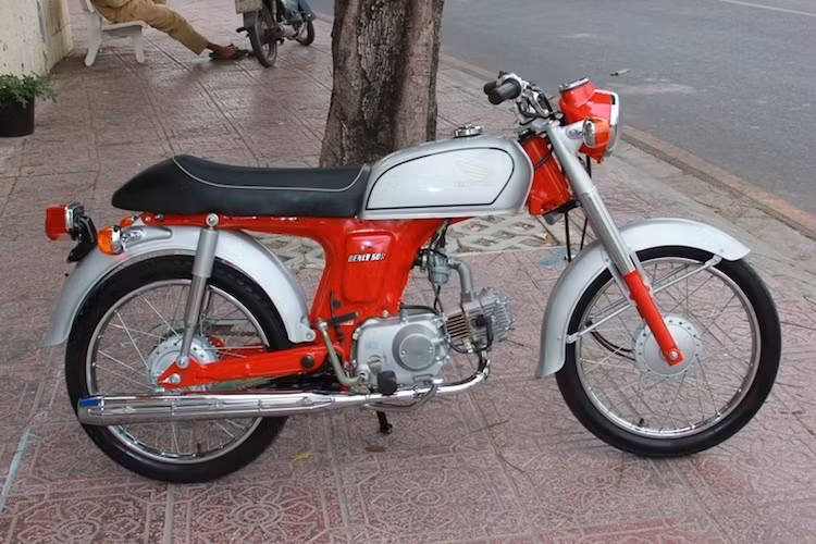 Do có kết cấu gần như y hệt nhau nên tại Việt Nam, một số người chơi xe Honda 67 đã sử dụng những chiếc 67 cũ để "giật mới" lại theo dáng của Benly 50S. Tuy nhiên số lượng Benly 50S "thứ thiệt", nhập khẩu từ hãng xe máy Nhật vẫn khá hiếm.